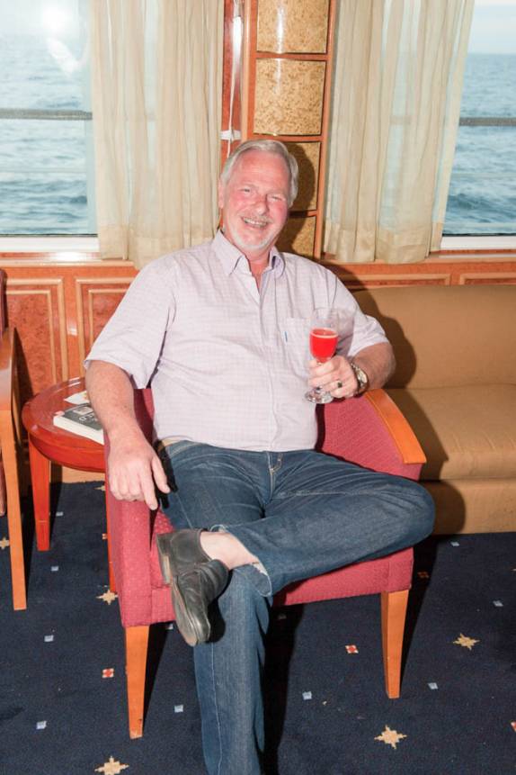 O brasileiro Gunnar relaxa com um drinque no trecho entre Buenos Aires e as Ilhas Malvinas (foto de Vladimir Selivestov)